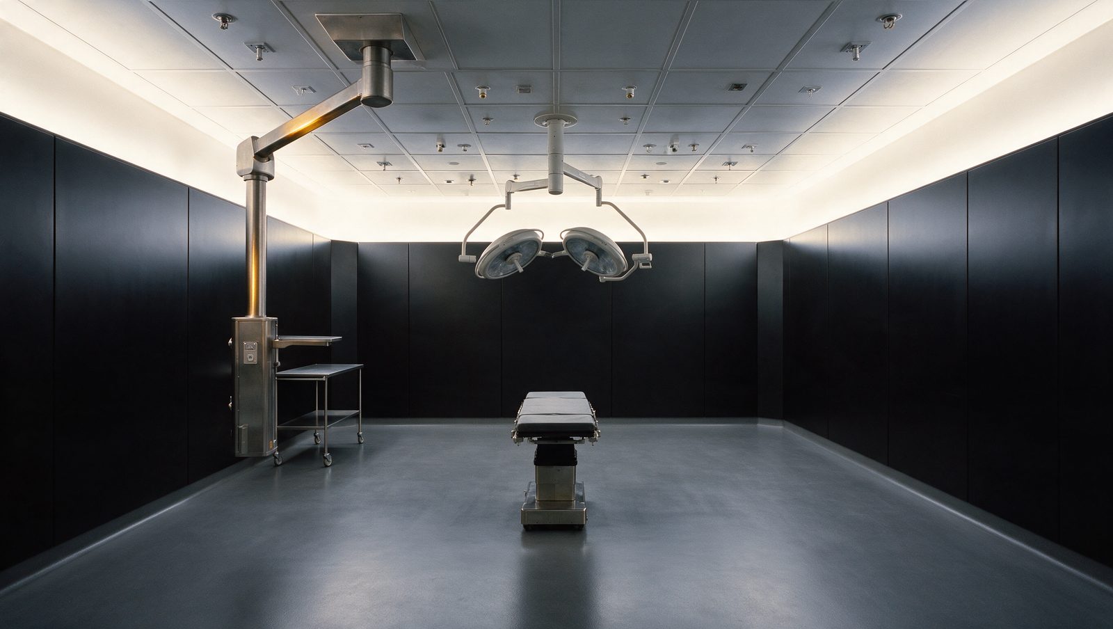 An empty, fully equipped surgical suite.